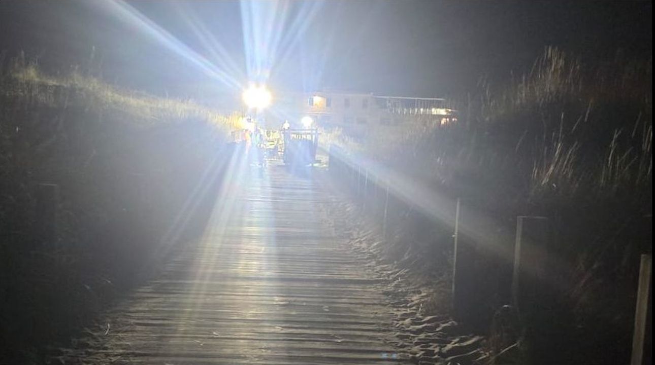 La experiencia de los turistas en la pasarela vicedense.Foco en la pasarela de Rodas, en C�es, que no deja ver las estrellas.