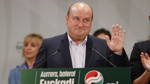 El presidente del Partido Nacionalista Vasco, Andoni Ortuzar, valora los resultados electorales de hoy domingo en la sede del partido en Bilbao