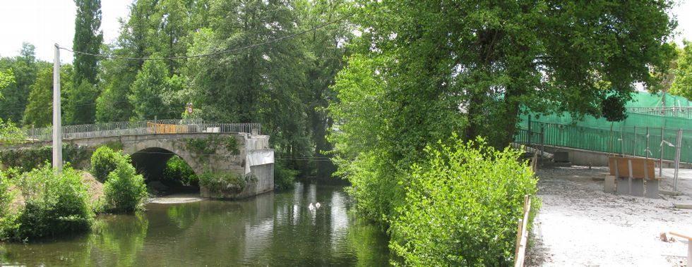 El puente de la Ponte Ribeira lleva meses parado por decisi�n judicial y atras� toda la obra del plan de encauzamiento de Sarria