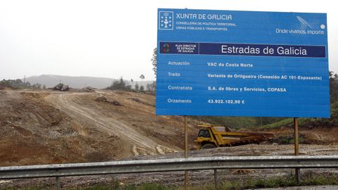 Cartel anunciando las obras en la va de alta capacidad Costa Norte.