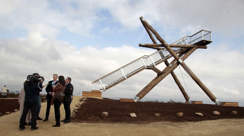 El molino rehabilitado por el pintor Secundino Rivera hace casi medio siglo, tras la ltima reforma.El nuevo mirador de Bveda tiene una forma que recuerda a una catapulta y mide diez metros de altura