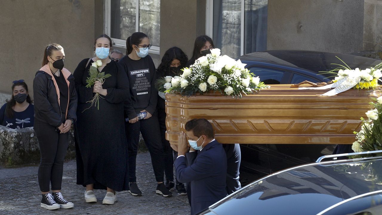 Familiares, amigos y profesores de Bea Fontenla despidieron este viernes a la joven en la iglesia de Carril