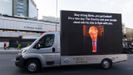 Una furgoneta con una imagen de Boris Johnson y un mensaje de ánimo, en Londres