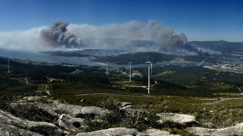 Vista del incendio de Dodro y Rianxo desde el monte Xiabre, en Vilagarcía