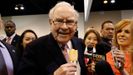 Warren Buffet disfruta de un helado antes de la convención anual de Berkshire Hathaway en Omaha