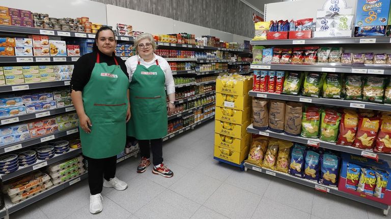 Laura, con 36 años, puso en marcha ya dos supermercados en la comarca