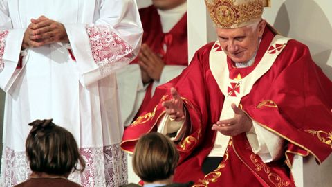El papa Benedicto XVI durante la misa que ofició en la plaza del Obradoiro.
