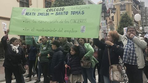Manifestantes de Langreo, en defensa de la escuela concertada.Manifestantes de Langreo, en defensa de la escuela concertada