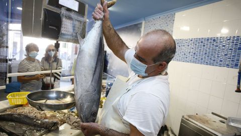 Aunque la flota pesca menos que otros años, no falta el bonito del norte fresco en pescaderías como, por ejemplo, esta de Viveiro, Peixes Grallal