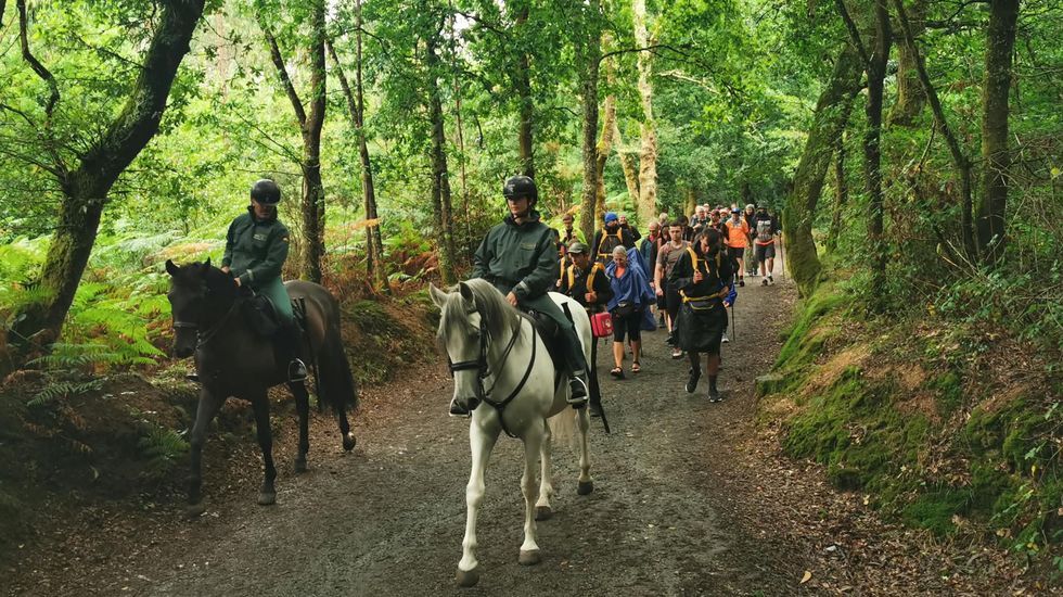 Miquel Fornera hace el Camino de Santiago vestido de legionario para promocionar su libro �Cadenas de Hierro�.Peregrinaci�n de j�venes con TEA, acompa�ados de familiares y personal especializado; y con apoyo de miembros de la Guardia Civil y de los Carabinieri italianos.
