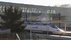 En una imagen de archivo, un tren Alvia en la estacin de ferrocarril de Santiago