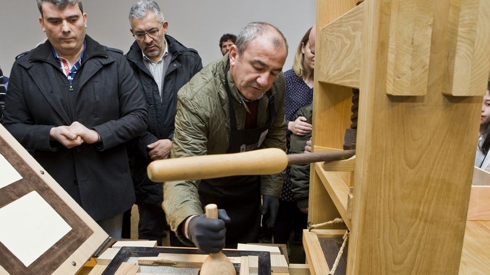 Arranca la imprenta de Gutenberg de Lugo.Ruedas de un tractor, en una imagen de archivo
