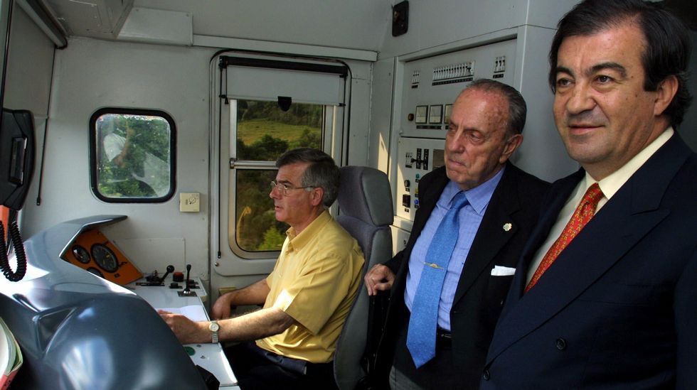 Bomberos y polic�as junto al cuerpo, tapado con una s�bana mientras lo examina la m�dico forense