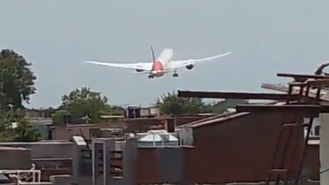 Un avión de Air India con destino a Londres se estrella en Ahmedabad con 242 pasajeros a bordo