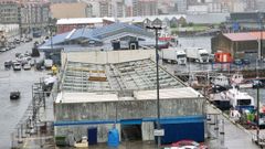 En las chabolas del puerto de Ribeira se procedió a retirar el amianto de la cubierta