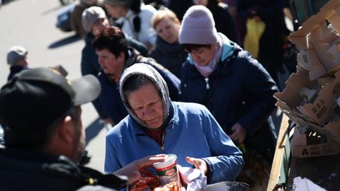 Una mujer recibe víveres en la ciudad de Mykolaiv el paspado mes de marzo