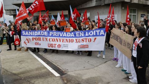 Trabajadores del Hospital Quirón de A Coruña se concentraron ante el centro coincidiendo con la primera jornada de huelga en la sanidad privada de la provincia. 