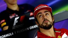 El piloto español de Fórmula 1, Fernando Alonso, de Ferrari, durante la rueda una rueda de prensa en el circuito de Sochi.