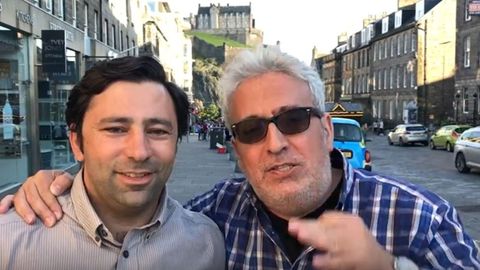 Benjamín Suárez junto con Leo Harlem, uno de los famosos que ha utilizado el servicio de Escocia Tursimo