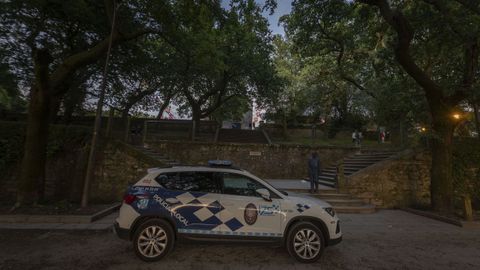 La patrulla tuvo que dejar el coche al pie de la escalinata y acceder a pie a laiglesia de Santa Susana