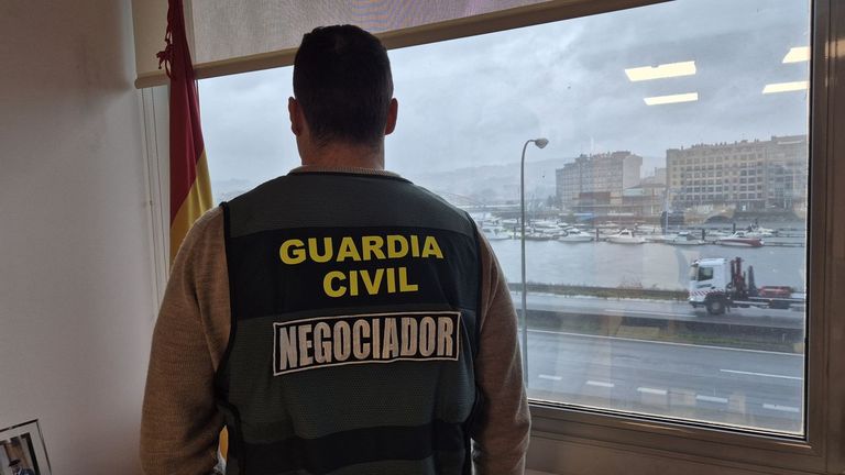 Un negociador de la Guardia Civil logra que un hombre entregue su escopeta en Gondomar tras intentar herir a una limpiadora