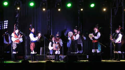 El Domingo das Mozas empezó el sábado por la noche, con el XVIII Festival de Cultura Tradicional, que se celebró en Augas Férreas