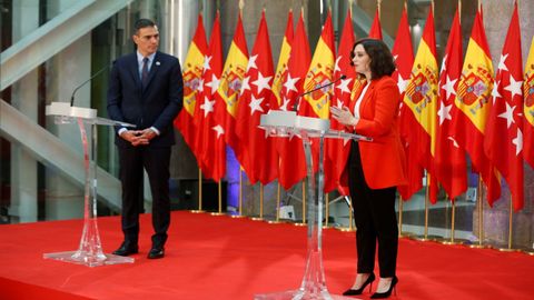 Pedro Sánchez junto a Isabel Díaz Ayuso en la sede del Gobierno regional de Madrid en septiembre del 2020