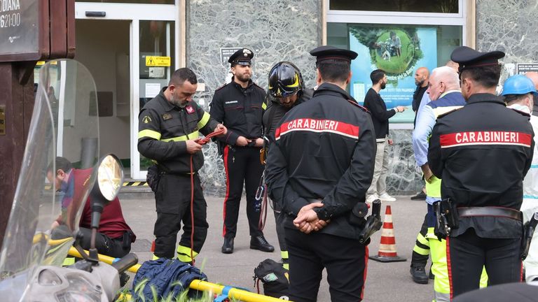 Robo de película a un banco de Nápoles: tras retener a 30 rehenes se esfuman con un botín de dos millones de euros por una alcantarilla