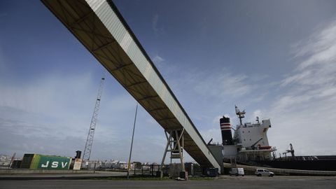 La tolva distribuye la mercancía a cintas transportadoras que mueven el cereal hasta los almacenes
