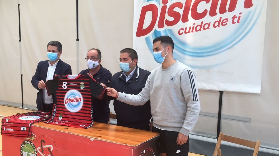 Bolsa reutilizable creada por el colectivo Mvete por Sarria .Cupeiro, gravando Pangea nos estudos de Abbey Road, en Londres