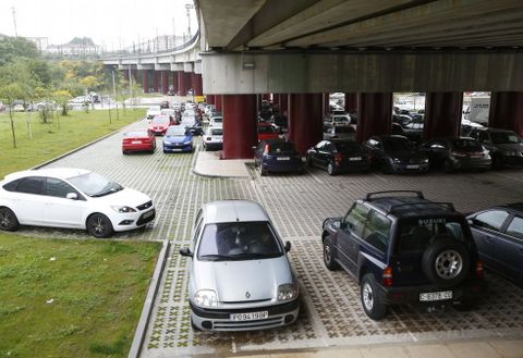 El aparcamiento de Pontepedria  rene un total de doscientas plazas de aparcamiento. 