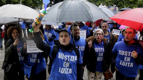 Concentración de funcionarios de A Coruña y Ferrol ante la sede del Tribunal Superior de Xustiza de Galicia, en A Coruña