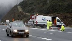 A la salida del tnel, en direccin a Vigo, los operarios preparaban ayer la incorporacin al carril derecho de la autova.