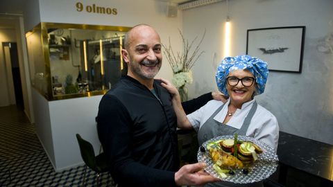 Julio Espieira, uno de los dos socios del local, y Luca Porteiro, cocinera carballesa, posan con una de sus propuestas gastronmicas en la vinoteca 9 Olmos