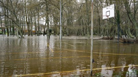 En Baos de Molgas el agua ha anegado zonas de ocio