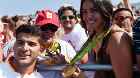Toro junto a su novia con la medalla de oro.