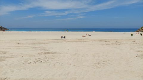 PLAYA DE VALCOVO (ARTEIXO). Son 255 metros de bandera azul. Lo que supone que cuenta con todos los servicios. Desde socorrismo a baos, duchas, chiringuito y aparcamiento gratuito. Es una de esas playas que mide casi tanto de largo como de ancho, por lo que cuenta con un amplsimo arenal. 