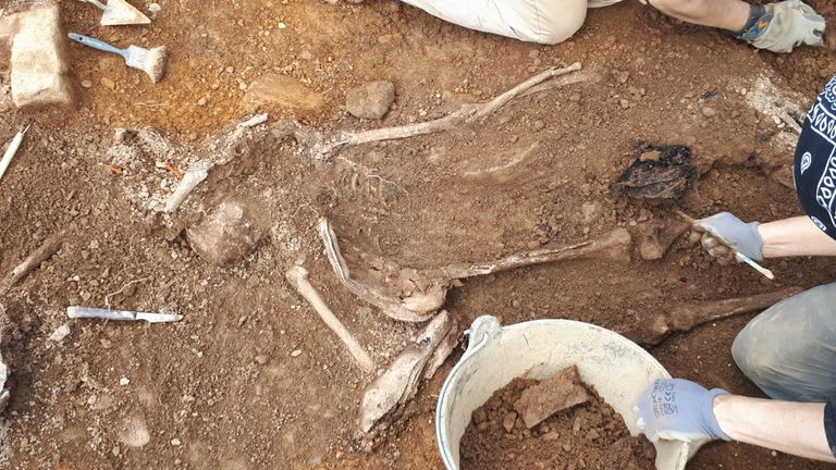 Excavación de la fosa común de Parasimón