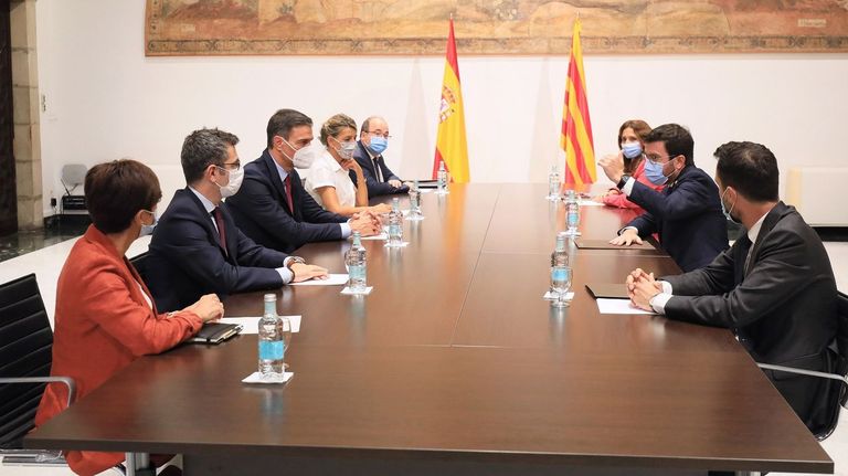 Integrantes de la mesa de diálogo, por el Gobierno, los ministros Isabel Rodríguez (Política Territorial) y Félix Bolaños (Presidencia), el presidente Pedro Sánchez; la vicepresidenta segunda, Yolanda Díaz; y el titular de Cultura, Miquel Iceta; y por la Generalitat, su presidente Pere Aragonès, y los consejeros Laura Vilagrà (Presidencia) y Roger Torrent (Empresa).