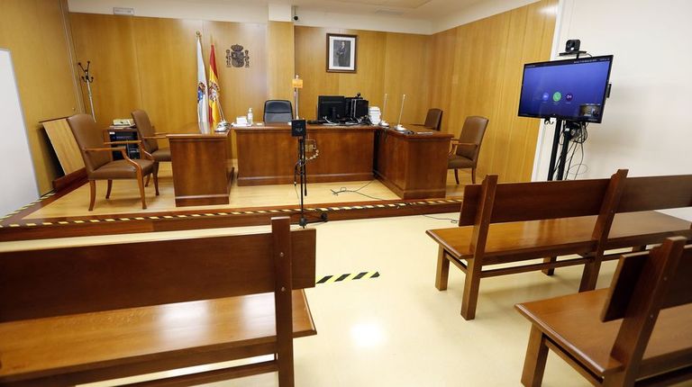 Condenados dos porteros de un pub de Sanxenxo por agredir a un joven que intentó sacar una copa del local