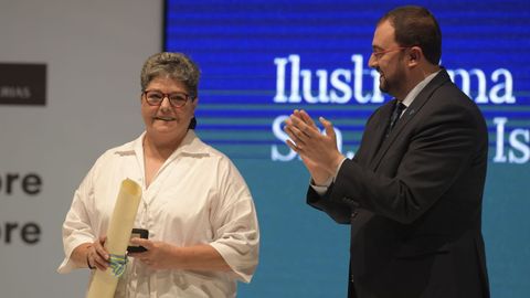  El presidente del Principado de Asturias, Adrián Barbón, entrega la Medalla de Asturias a la quesera Isaura Souza
