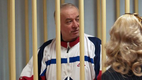 Fotografa de archivo fechada el 9 de agosto de 2006 que muestra al exespa ruso Sergei Skripal, durante una audiencia en el tribunal militar de Mosc, en Rusia. 