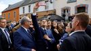 Emmanuel Macron, uno de los jefes de Estado cuyo móvil fue infectado con Pegasus, se hace una selfie con unos simpatizantes durante la reciente campaña de las elecciones presidenciales
