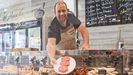 Bruno Casal muestra sus hamburguesas en su carnicería de Freixeiro