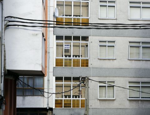 Dos calles como Marina Espaola y la Ra Ro Eo, donde los cables se acercan a las viviendas.