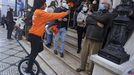 Un hombre rechaza una gerbera naranja que le ofrece una militante del PSD en el barrio lisboeta del Chiado.