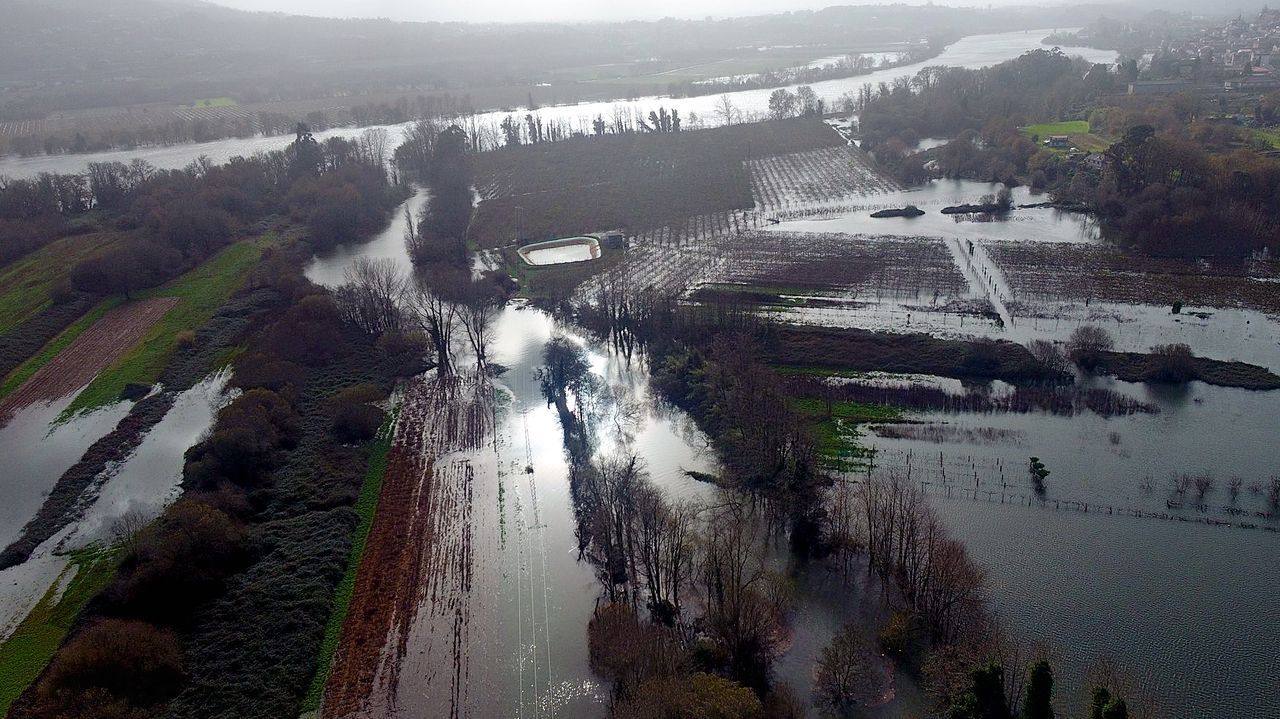 Uno de los coches, destrozado despu�s del accidente