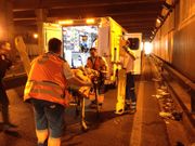 El herido, trasladado a la ambulancia 