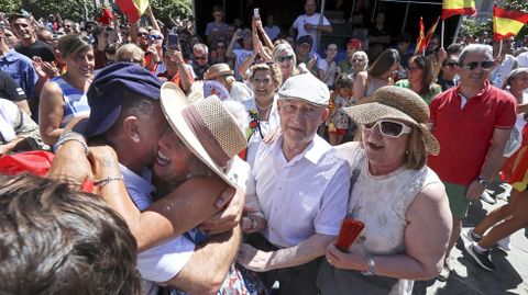 Los abuelos y familiares de Tere Abilleira siguieron el partido del mundial de fútbol desde la  Plaza da Ferrería