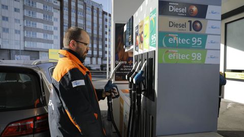 Imagen de un trabajador de una gasolinera Repsol en A Coruña